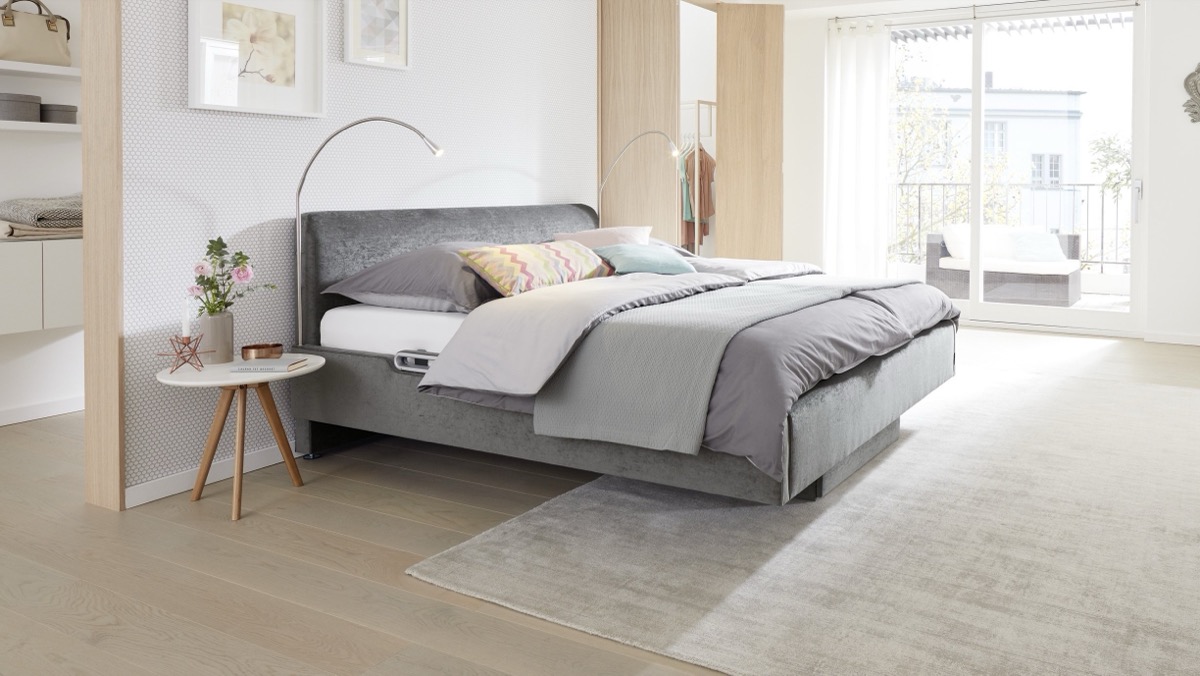 Stiegelmeyer Komfortbett mit elektrisch verstellbarer Liegefläche in elegantem, seniorengerechtem Schlafzimmer